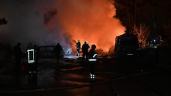 Die ukrainische Feuerwehr versucht verzweifelt, die Brände in Charkiw zu löschen.
