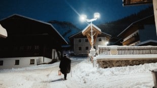 Mit Umhang, schwarzem Hut, Gehstock und Sturmlaterne zieht der Schgorta, der Nachtwächter, durch ...