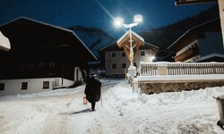 Mit Umhang, schwarzem Hut, Gehstock und Sturmlaterne zieht der Schgorta, der Nachtwächter, durch ...
