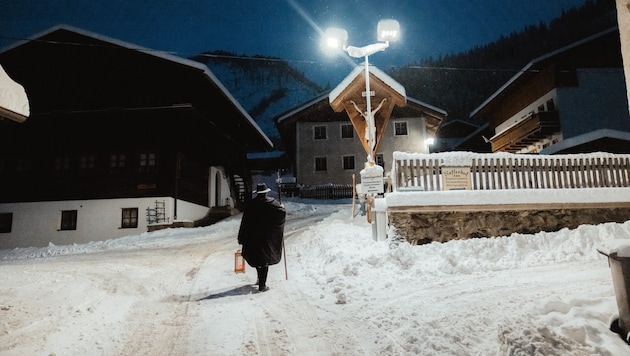 Mit Umhang, schwarzem Hut, Gehstock und Sturmlaterne zieht der Schgorta, der Nachtwächter, durch ...
