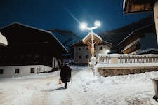 Mit Umhang, schwarzem Hut, Gehstock und Sturmlaterne zieht der Schgorta, der Nachtwächter, durch ...