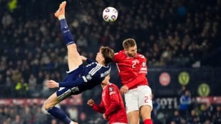 Scott McTominay traf mit diesem spektakulären Fallrückzieher zum 1:0 für Schottland gegen ...