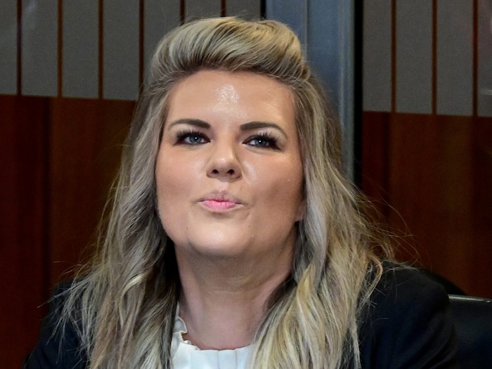 Der Debatte live im Plenarsaal lauschen durfte erstmals NEOS-Abgeordnete Lisa Aldali. Sie wurde ...