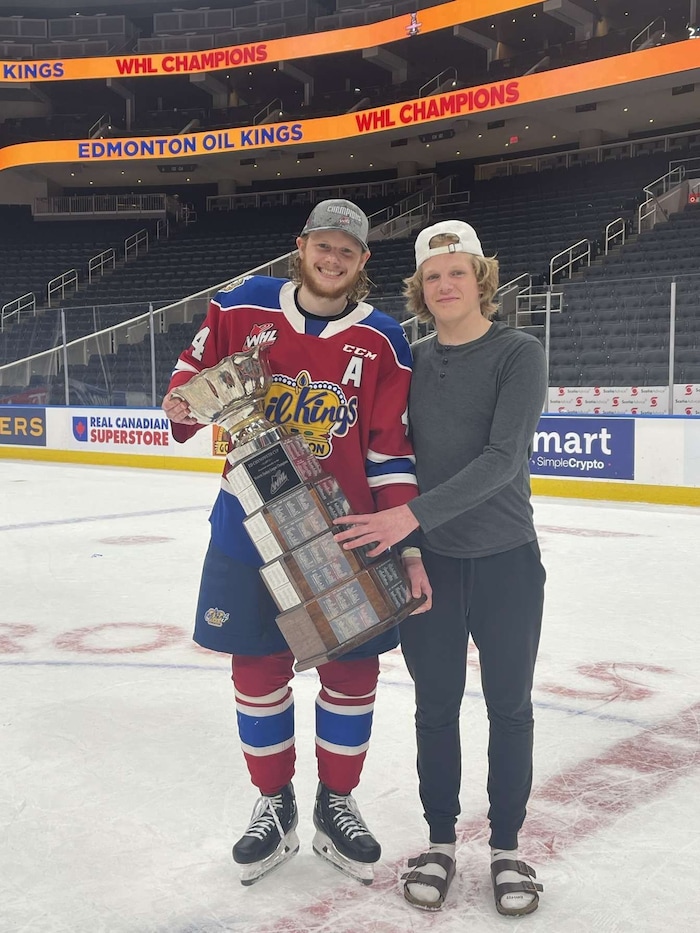 Nicht nur Eishockey, auch das Schuhwerk verbind die Brüder Carter (li.) und Brock Souch.