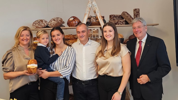 Landeschef Peter Kaiser mit der Familie Wienerroither.