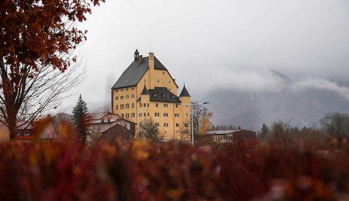 Vor dem wolkenverhangenen Gaisberg in Elsbethen liegt Schloss Goldenstein.