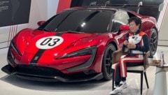 BYD-Vizepräsidentin Stella Li unterhält sich in Zhengzhou blendend im Gespräch mit Journalisten.