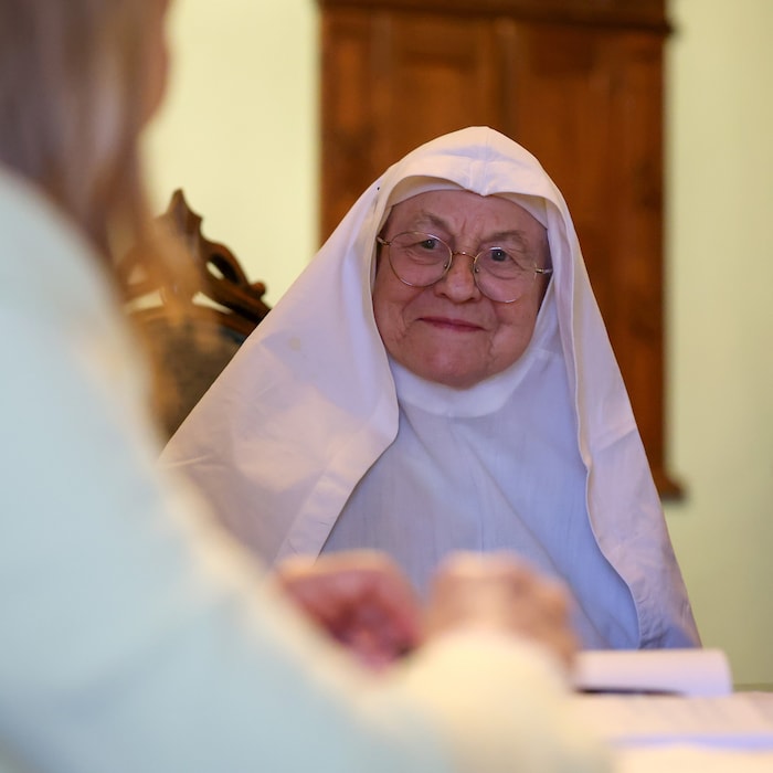 Und Schwester Rita, die ihren schwarzen Schleier vergessen hat
