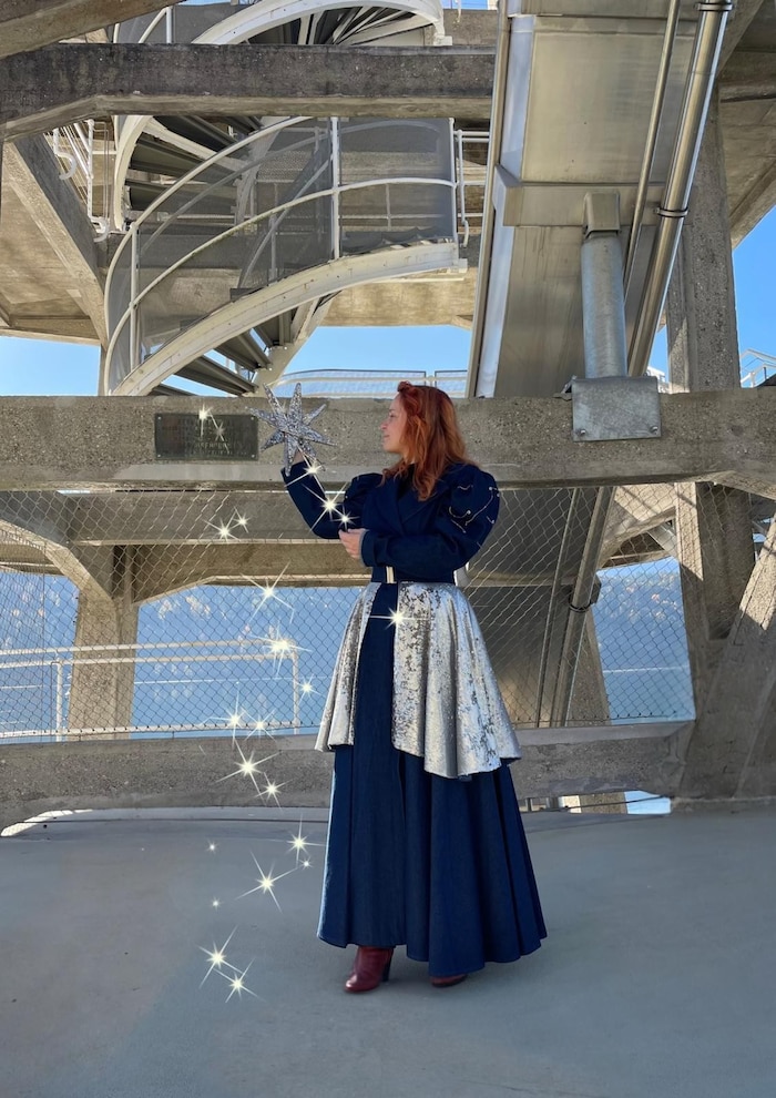 Ihr jüngstes Projekt: Carolin kreierte ein Kostüm für die Künstlerin Monika Peitler, das im Zuge ...