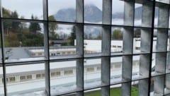 Der Mann randalierte bei der Einlieferung in die Justizanstalt Innsbruck. (Symbolbild)