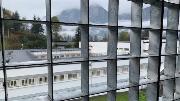 Der Mann randalierte bei der Einlieferung in die Justizanstalt Innsbruck. (Symbolbild)