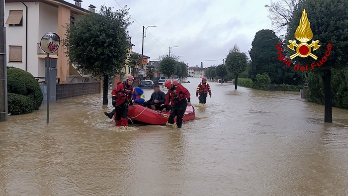 Die Feuerwehr musste Menschen mit Booten evakuieren.