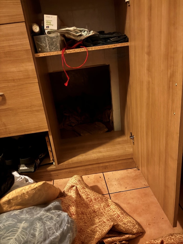 In einem Lokal in Wien-Simmering versteckte sich ein Arbeiter in einem Geheimversteck hinter ...