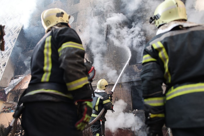 Nach wie vor brennen täglich Gebäude – auch in Wohnvierteln – in der Ukraine.