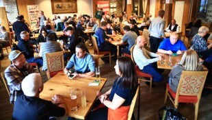 50 Paare – also genau 100 leidenschaftliche Kartenspieler – versuchten beim Watter-Turnier in ...