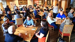 50 Paare – also genau 100 leidenschaftliche Kartenspieler – versuchten beim Watter-Turnier in ...