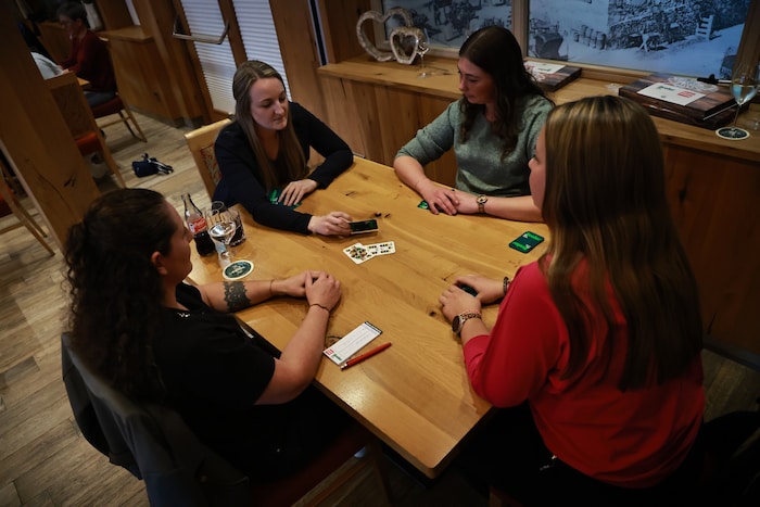 Auffallend: Nicht nur Männer sind vom Watten begeistert. Bereits jetzt sind sieben Frauen fix ...