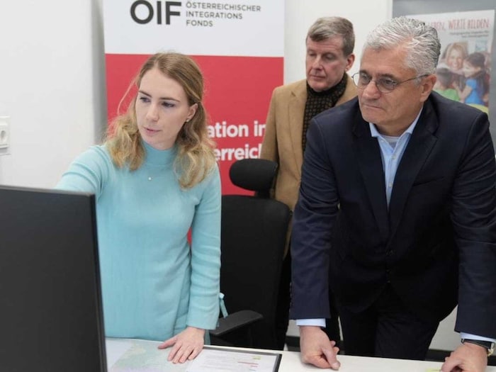 Antauer machte sich bei seinem Besuch ein Bild von der täglichen Arbeit des ÖIF. Verzeichnet ...