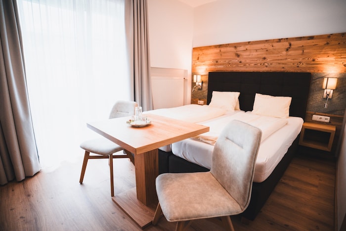 Das Hotel selbst verfügt ebenfalls über einen eigenen Skikeller sowie eine Saunalandschaft.