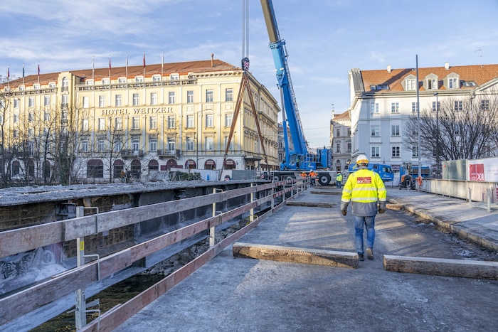 Die rund 50 Jahre alte Brücke wurde für die längeren, schwereren Straßenbahnen ertüchtig.