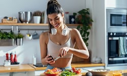 Lebensmittel, die Bestandteil einer gesunden Ernährung sind, wie Obst, Gemüse und Hülsenfrüchte, ...