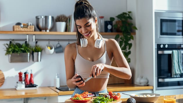 Lebensmittel, die Bestandteil einer gesunden Ernährung sind, wie Obst, Gemüse und Hülsenfrüchte, ...