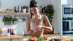 Lebensmittel, die Bestandteil einer gesunden Ernährung sind, wie Obst, Gemüse und Hülsenfrüchte, ...