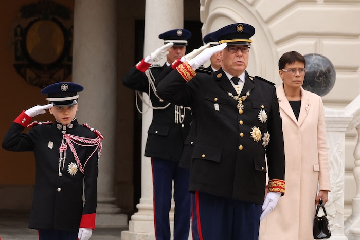 Von Papa abgeschaut: Jacques hat die perfekte Pose schon drauf!