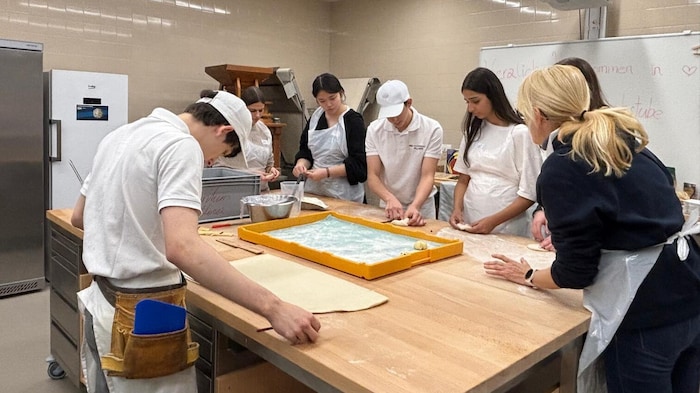 Die Lehrlinge zeigten den Schülern, wie man Krampusse backt.