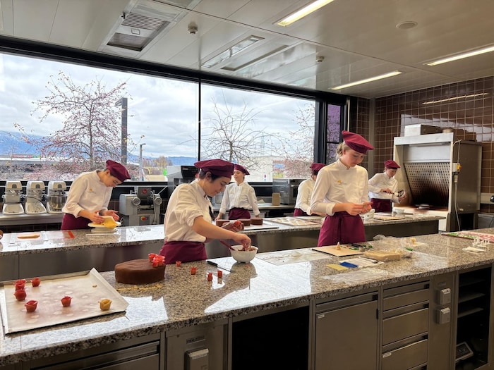 In der Konditorei wurden Sachertorten gebacken und verziert.