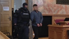 Der Angeklagte (22) im Schwurgerichtssaal des Salzburger Landesgerichts