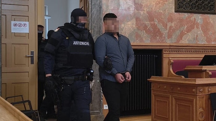 Der angeklagte Terrorverdächtige wurde von der Justizwache in den Saal gebracht.