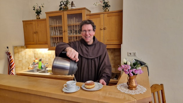 Ehrenamtliche schenken Zeit und Verpflegung.