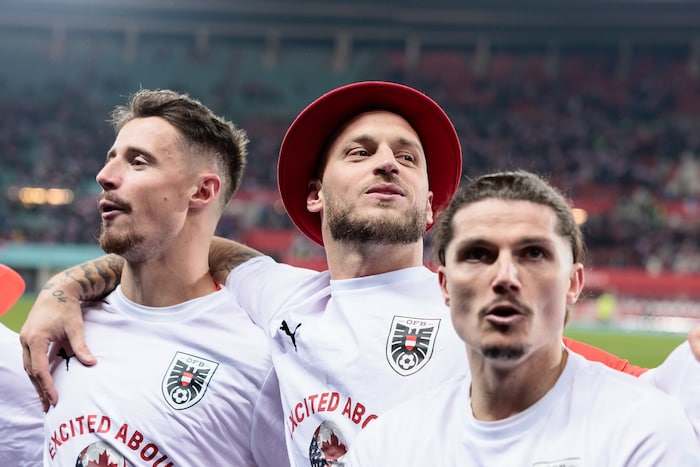 Marko Arnautovic mit Marco Friedl (li.) und Marcel Sabitzer bei den Feierlichkeiten im ...