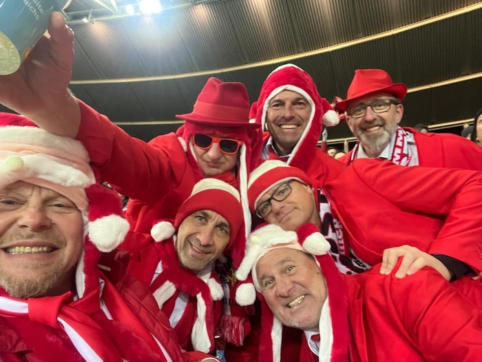 Beim Spiel gegen Bosnien trugen die Red Hot Austrian Fans teilweise auch lustige Hauben.