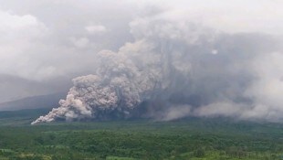 Die Aschesäule des Vulkans Semeru ragte zwei Kilometer in die Höhe.