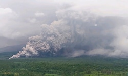 Die Aschesäule des Vulkans Semeru ragte zwei Kilometer in die Höhe.