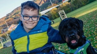 Giacomo aus Kirchdorf in Tirol ist glücklich über seinen Partnerhund „Pauli“.