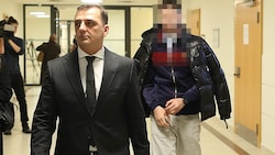 Dem jungen Mandanten von Anwalt Mirsad Musliu (li.) droht Ungemach in mehreren Causen.