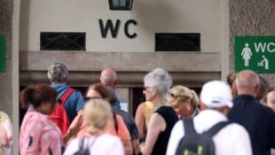 Die Touristen kommen in Massen. Am Klo wird aber nicht zwischen Gast und Einheimischem ...