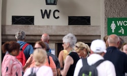 Die Touristen kommen in Massen. Am Klo wird aber nicht zwischen Gast und Einheimischem ...