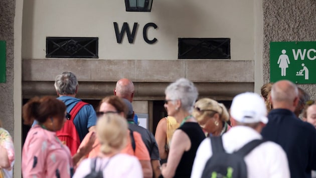 Die Touristen kommen in Massen. Am Klo wird aber nicht zwischen Gast und Einheimischem ...