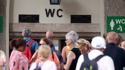 Die Touristen kommen in Massen. Am Klo wird aber nicht zwischen Gast und Einheimischem ...