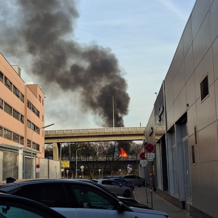 Aufnahmen einer Leserreporterin zeigen den verheerenden Brand auf der Brücke.