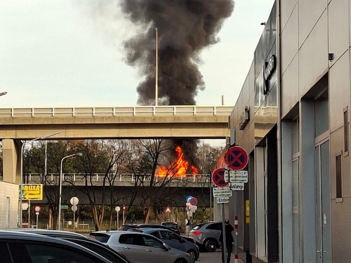 Aufnahmen einer Leserreporterin zeigen den verheerenden Brand auf der Brücke.