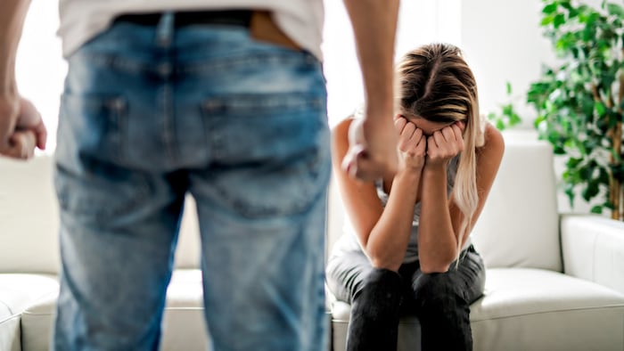 Oft haben Frauen Angst sich zu trennen oder schämen sich, um Hilfe zu bitten.