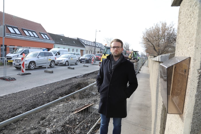 Thomas Kiesewetter von der Pfarre St. Anna Breitenlee ist nicht glücklich über die Baustelle.