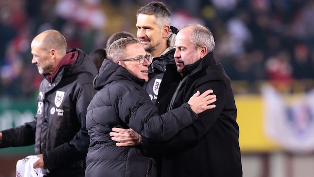 Josef Pröll (re.) konnte Teamchef Ralf Rangnick zur geschafften WM-Qualifikation gratulieren.