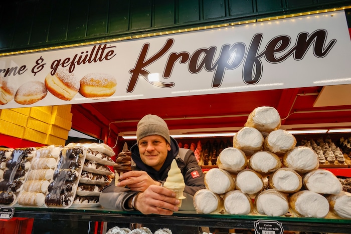 Zum zweiten Mal gibt es Faschingskrapfen am Christkindlmarkt.