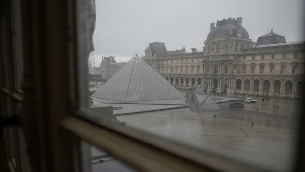 Der von einem spektakulären Diebstahl betroffene Pariser Louvre soll nun einen mobilen ...